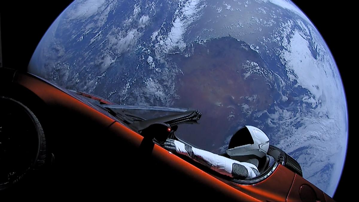 Kosmiczna Tesla Elona Muska wykręciła potężny przebieg. Właśnie wbiła na kolizyjny z Ziemią