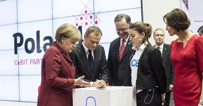 Angela Merkel i Donald Tusk grają kostką DICE+ class="wp-image-494986" 