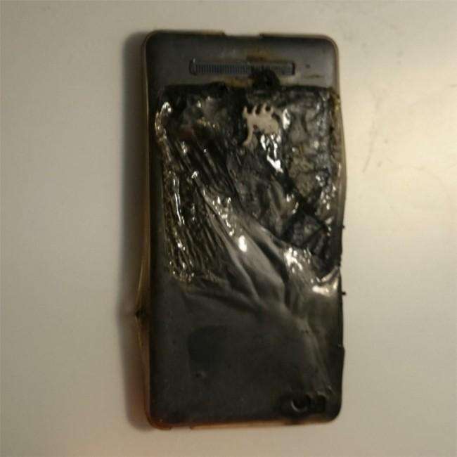 Zniszczony smartfon Xiaomi Mi4c - fot. zielonycukierek, wykop.pl class="wp-image-510222" 