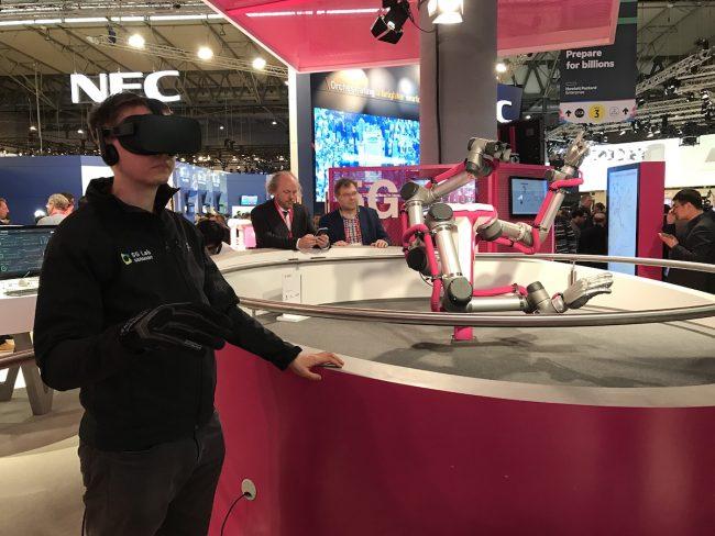 hololens-t-mobile-mwc-2017-11 class="wp-image-547943" 