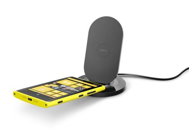 nokia-wireless-charging-stand-dt-910-with-nokia-lumia-920_small one 