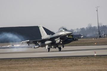 Krótka piłka: Zobacz z bliska samoloty F-16, na których Polacy ćwiczyli z Amerykanami (wideo i zdjęcia)