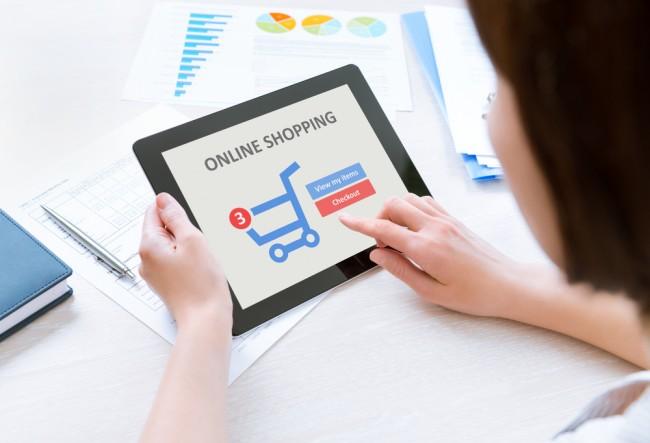 Zdjęcie Business person makes a purchase through online shopping application on a modern digital tablet pochodzi z serwisu ShutterStock 
