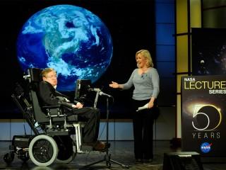 Dwa tablety, laptop, syntezator i fotokomórka w okularach, czyli jak Stephen Hawking komunikuje się ze światem