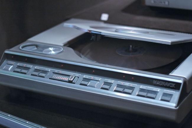 1200px-Magnavox_Laserdisc_player 