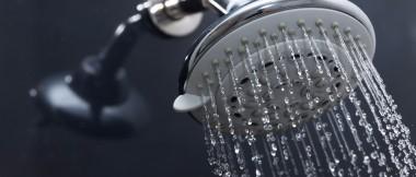 Oszczędzanie wody jest łatwe. Na początek, sikaj pod prysznicem.