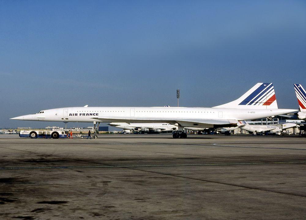 Concorde, który uległ katastrofie (nr. rej. F-BTSC). Zdjęcie wykonano na lotnisku w Paryżu w lipcu 1985 roku. Autor: Michel Gilliand. class="wp-image-615136" 