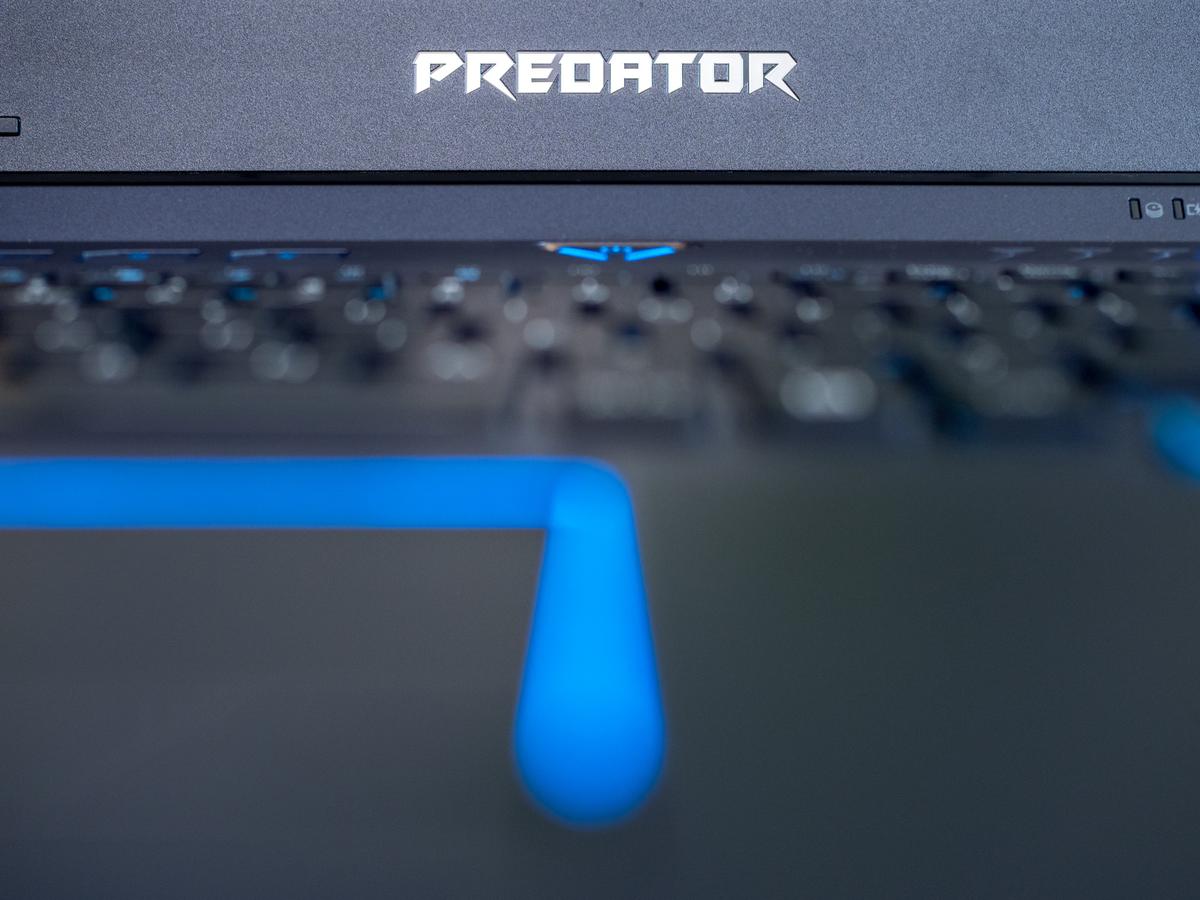Acer Predator Helios 500 - producent postawił na czerwoną kolorystykę. class="wp-image-777391" title="Acer Predator Helios 500 - klawiatura" 