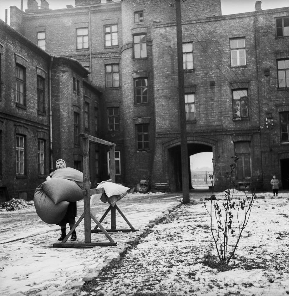 Warszawskie podwórko, 1960. Fot. Tadeusz Rolke/Agencja Gazeta class="wp-image-901428" 