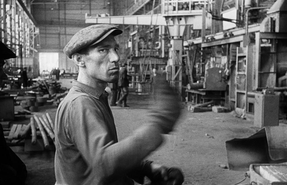 Robotnik w Hucie Warszawa, 1960. Fot. Tadeusz Rolke/Agencja Gazeta class="wp-image-901431" 
