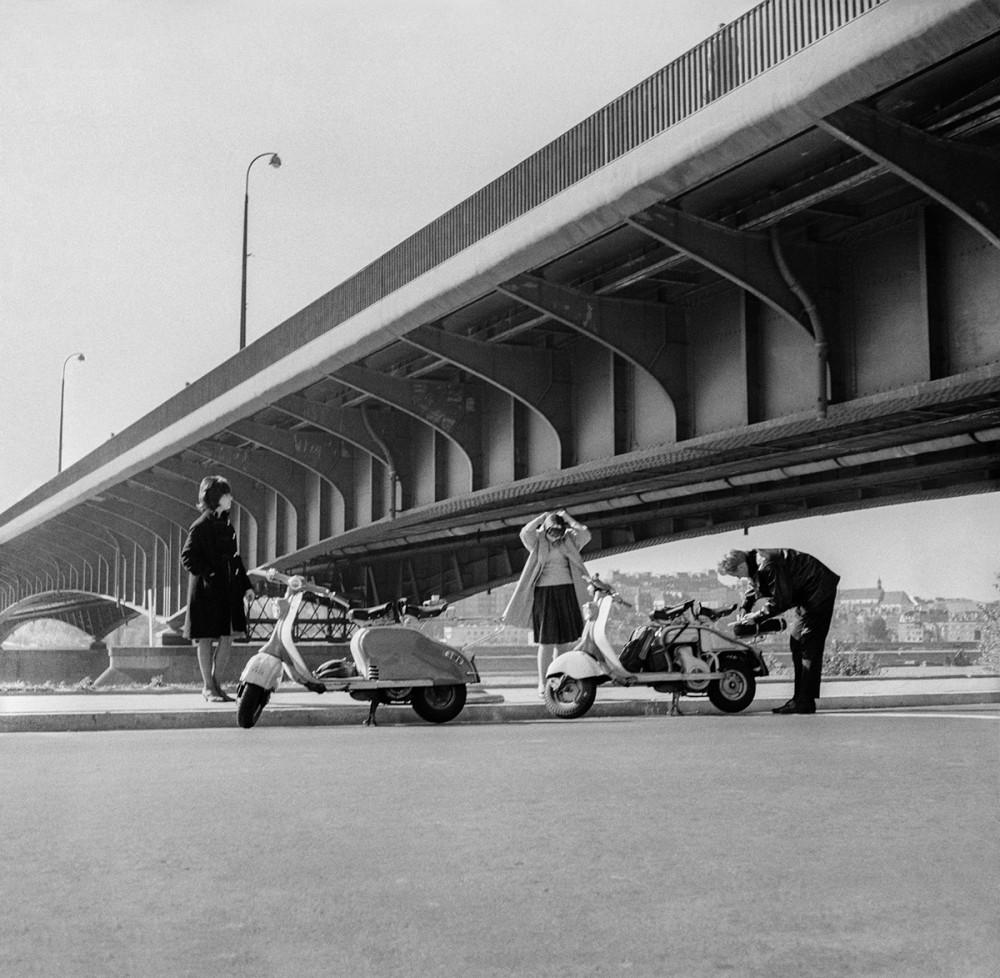Przejażdżka skuterami nad Wisłą pod Mostem Śląsko-Dąbrowskim, 1960. Fot. Tadeusz Rolke/Agencja Gazeta class="wp-image-901434" 