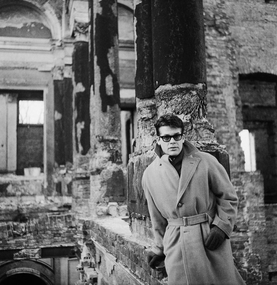Aktor Zbigniew Cybulski w ruinach Pałacu Kronenberga przy ulicy Królewskiej, 1962. Fot. Tadeusz Rolke/Agencja Gazeta class="wp-image-901437" 