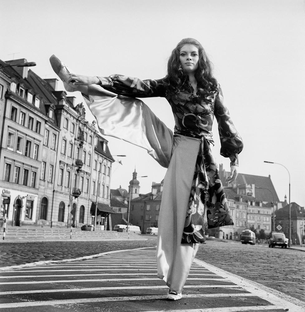 Modelka Lucyna Witkowska, sesja modowa projektantki Barbary Hoff na Placu Zamkowym, 1967. Fot. Tadeusz Rolke/Agencja Gazeta class="wp-image-901443" 