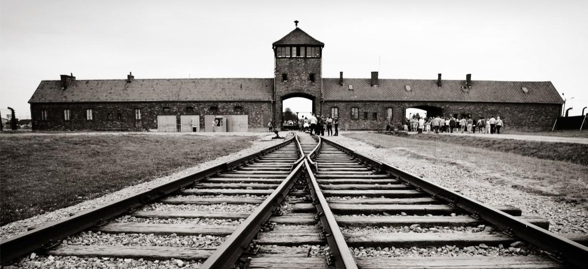 Zastanówcie się, zanim zrobicie zdjęcie. Przejmujący apel z Auschwitz