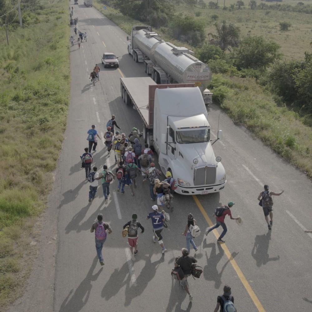 Fot. Pieter Ten Hoopen, Agence Vu/Civilian Act, &quot;The Migrant Caravan &quot;, Fotoreportaż Roku. Imigranci z Ameryki Środkowej zmierzający karawanami w kierunku USA. San Pedro Sula, Honduras, 12 października 2018 roku. 