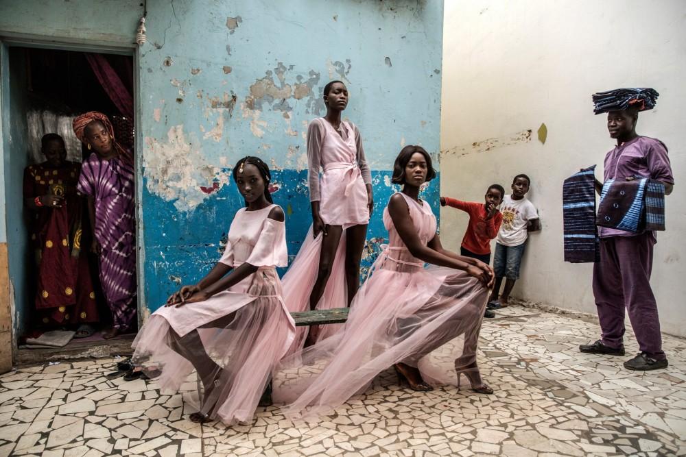 Fot. Finbarr O'Reilly. I miejsce w kat. Portrety, pojedyncze zdjęcie. Modelki Diarra Ndiaye, Ndeye Fatou Mbaye i Malezi Sakho noszą ubrania senegalskiej projektantki Adamy Paris na ulicy w Dakarze. 