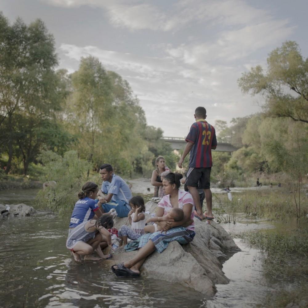 Fot. Pieter Ten Hoopen, Agence Vu/Civilian Act, &quot;The Migrant Caravan &quot;, Fotoreportaż Roku. Imigranci z Ameryki Środkowej zmierzający karawanami w kierunku USA. San Pedro Sula, Honduras, 12 października 2018 roku. 
