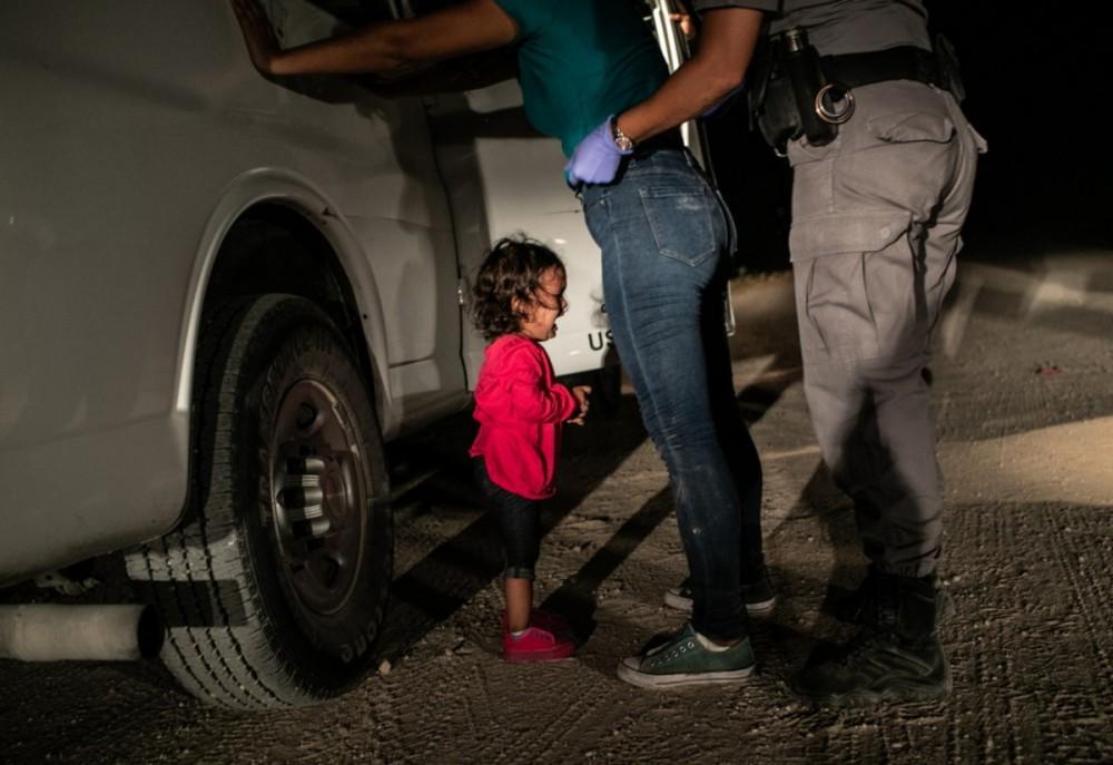 Fot. John Moore, Zdjęcie roku World Press Photo 2019. 12 czerwca 2018 roku, McAllen, Texas. Dwulatka płacze, gdy jej matka jest przeszukiwana na granicy. Tydzień później administracja Donalda Trumpa zrezygnowała z kontrowersyjnego rozdzielania dzieci i rodziców na amerykańsko-meksykańskiej granicy.  