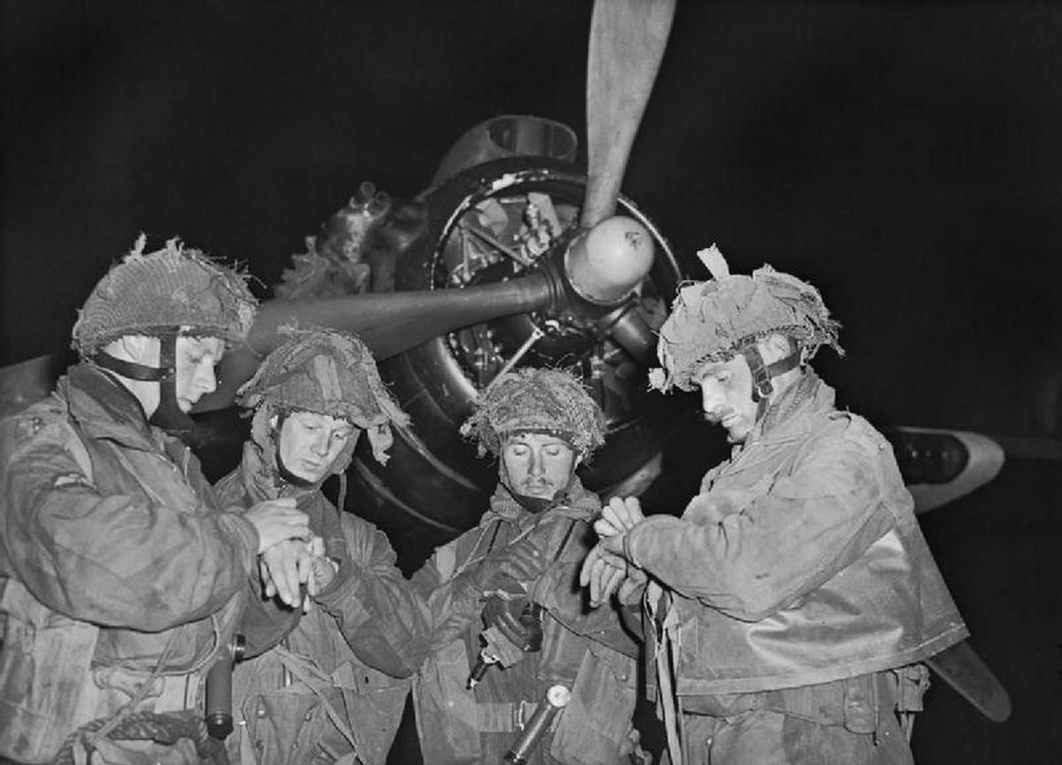 Miniaturowi spadochroniarze wylądowali w Normandii. Niemcy byli przerażeni